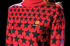 星柄でグラデーションを表現したタートルネックニット。胸元にはイエローの糸で「LOUDMOUTH」の刺繍が施されています。
