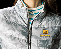 グラフィティアートのようなデザインがプリントされた軽量ダウン。ジッパーテープには「LOUDMOUTH」のロゴが配されています。