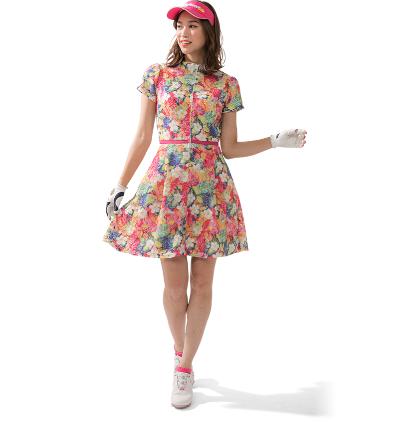 色座やかな花が咲き誇る総レースワンピで華やかに