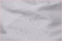 ストレッチ性のあるベストは、撥水素材を搭載。ホワイトでも汚れにくく、急な小雨も気にせずプレーできる。使い勝手のよいWジップ仕様。