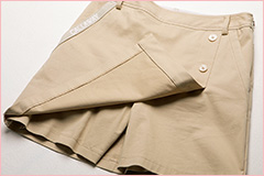 ラップスカート風のストレッチボトムは、インナーショーパン型。アクティブなプレーでも気負いせずに動きやすい。透けない地厚素材。