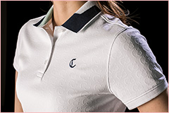 立体的ジャカードでCCロゴ柄を表現した、着回し力も高いシャツ。襟のモダンな配色で、顔回りを印象的に見せてくれる。