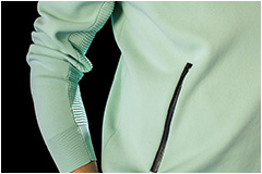 シームレスなポケット使いなど、ミニマムなデザインでスタイリッシュ。調節可能なネックのドローコードや、フードストッパーも便利。