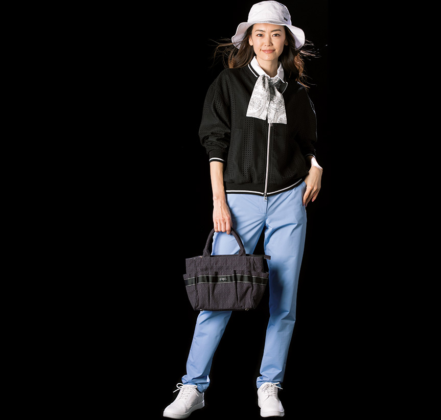 顔周りが盛れるボウタイがアクセント