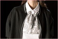 シャツにはペーズリー柄スカーフがついていて、アレンジ自在。エレガントで華やかな印象を作り、オシャレに差をつける。