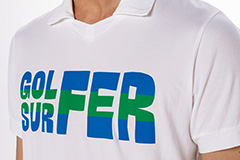 こなれ感を引き上げる、スキッパーポロ。SURFERとGOLFERを合体させた“SURGOLFER”のプリントが、茶目っ気を発揮。