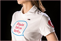 新鮮なムードを呼ぶ、スキッパーシャツ。Tシャツ感覚で着こなせるコットンストレッチ。胸元のメッセージに遊び心あり。