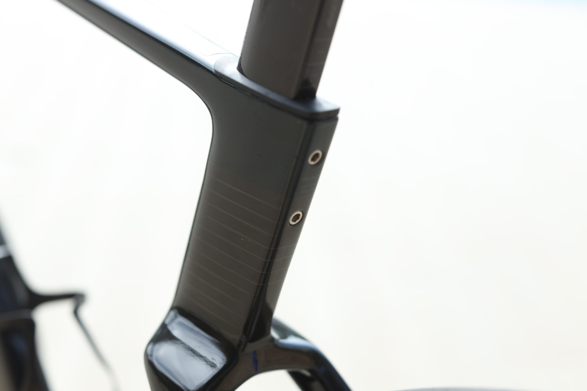 新型のシートポストクランプは、シートチューブ後方の、よりアクセスしやすい位置へ移動。