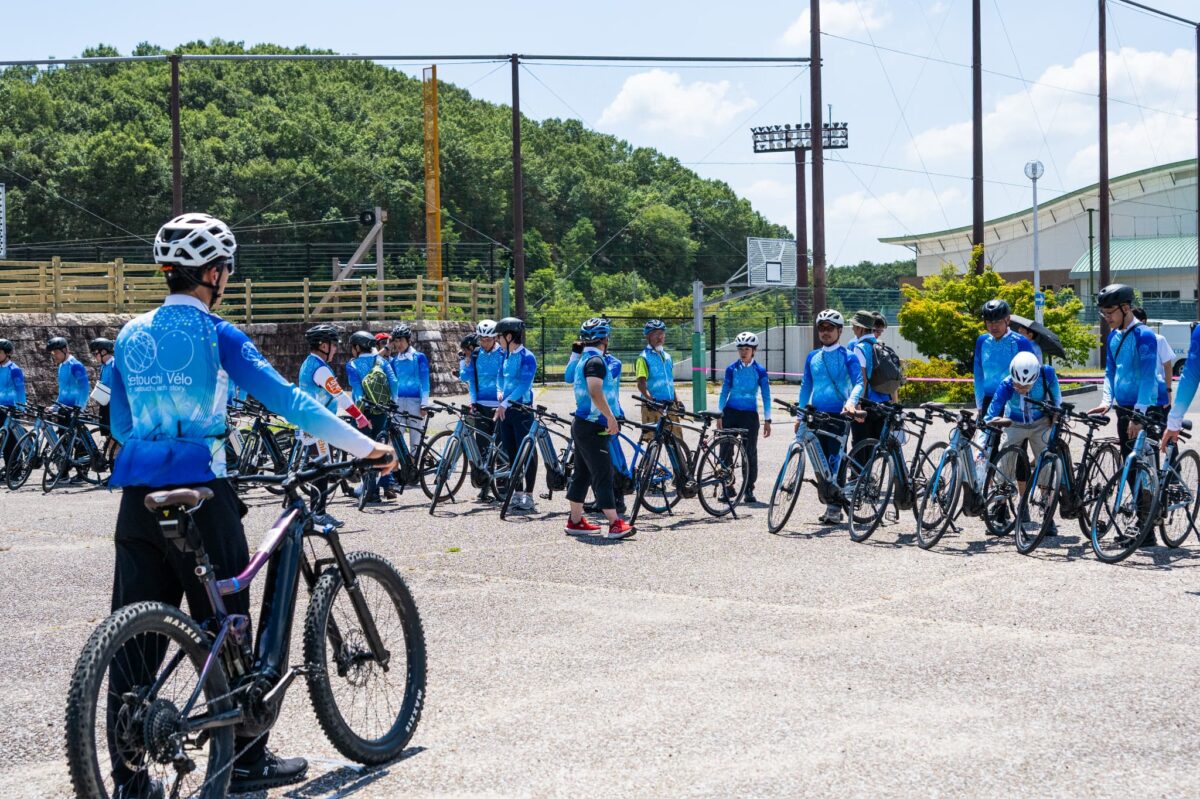 スタート地点の総社運動公園。E-BIKEに乗り込む参加者たち