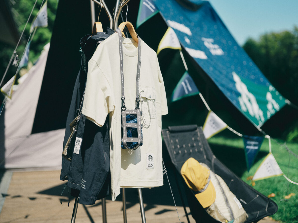 and wander + STARBUCKSのアパレルを展示したキャンプサイト