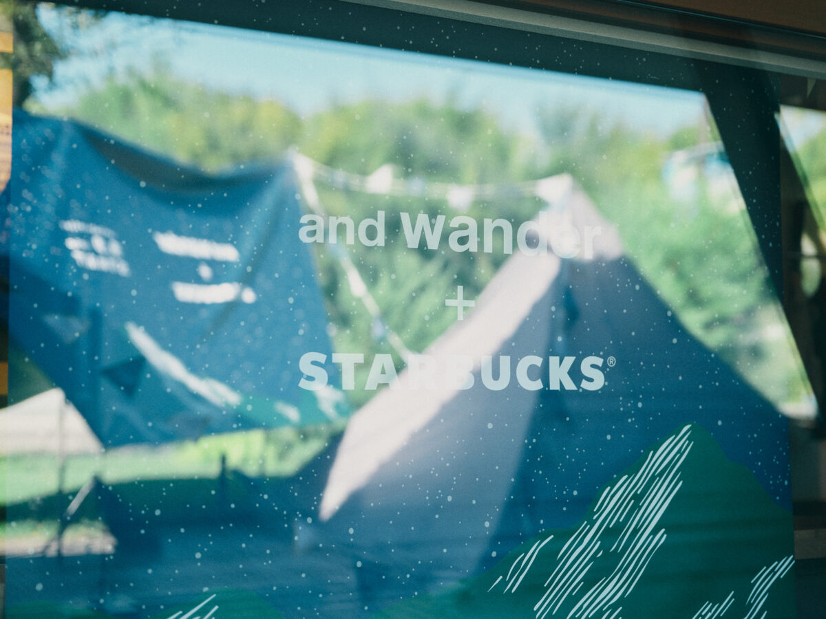 and wander + STARBUCKSロゴを配したウインドウ