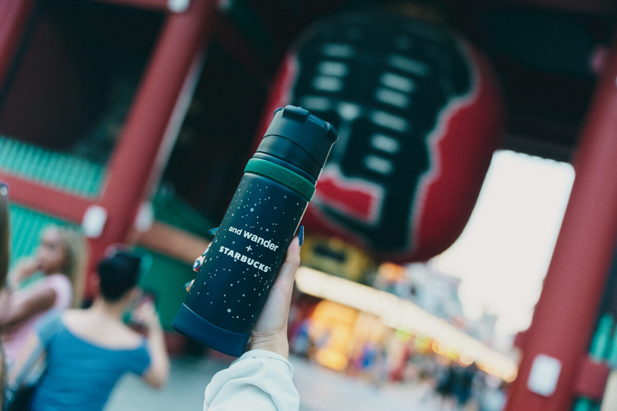 and wander + STARBUCKS ステンレス山専用ボトルを持って歩くイメージ