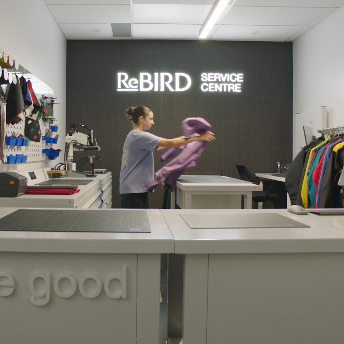 アークテリクス「ReBIRD Service Centre」でウエアを扱うスタッフ