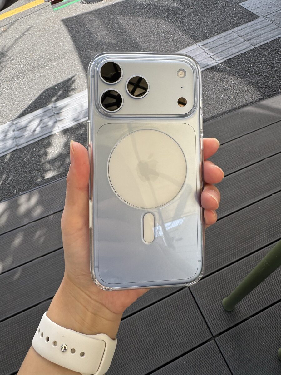 iPhone 18 Pro Maxを手に持ったところ