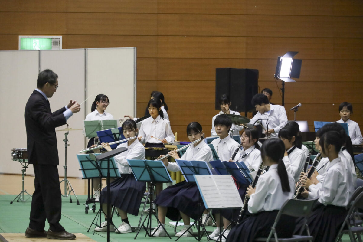 第8回 全国シクロサミット in 宿毛のオープニングで演奏する宿毛市内の中学生
