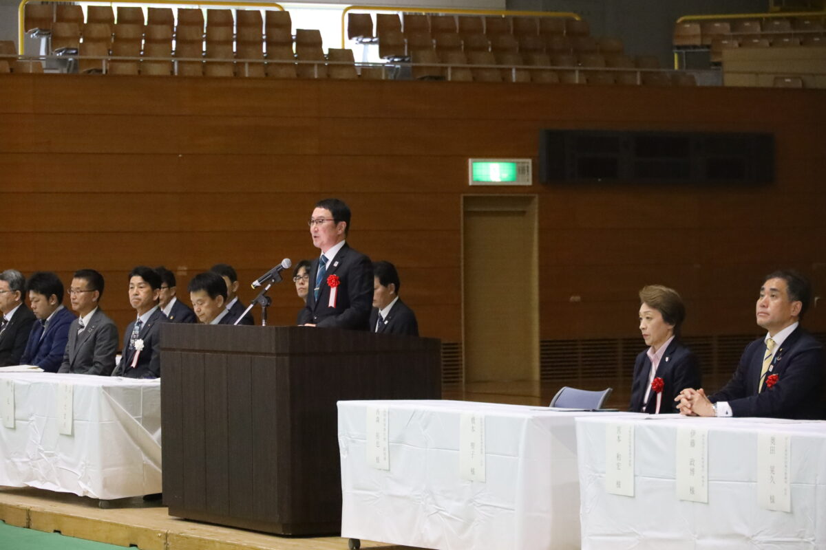 高知県知事のメッセージを代読する西森裕哉副知事
