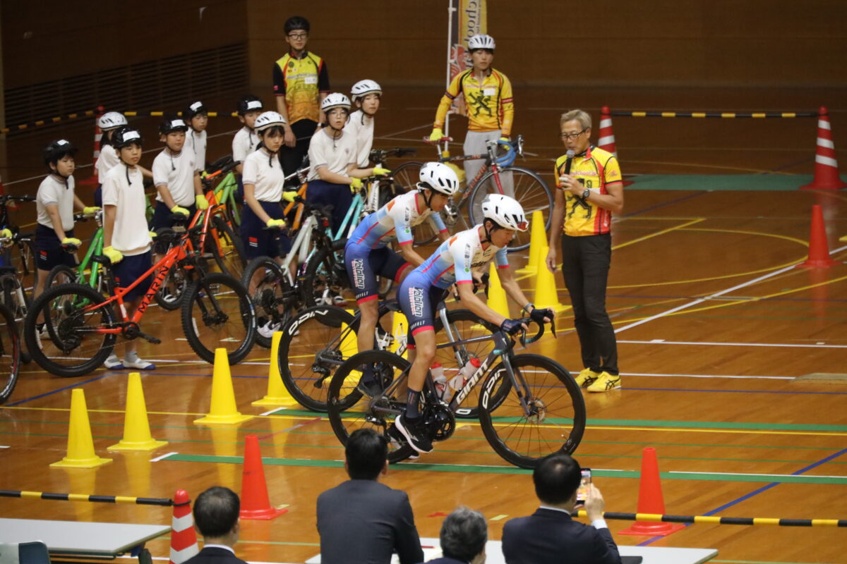 自転車安全教室で児童たちに模範の走りを披露するヴェロリアン松山の選手