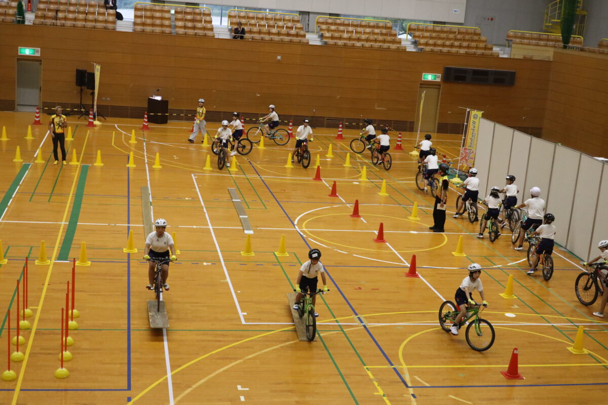 自転車安全教室で講師を務めるウィーラースクールジャパン代表の中島隆章氏と参加した小学生