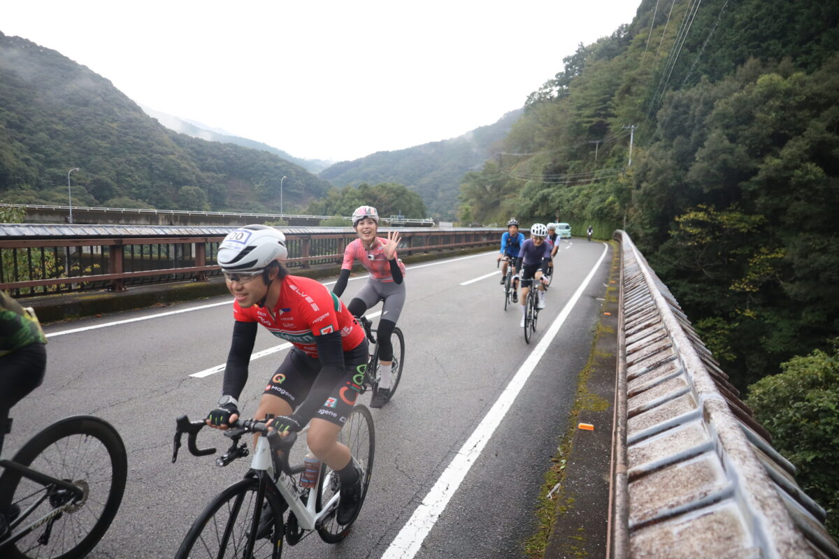 宿毛市総合運動公園に集まった宿毛・愛南サイクルコネクト2026の参加者