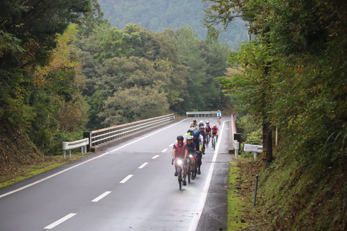 宿毛・愛南サイクルコネクト2026のコースを走る参加者