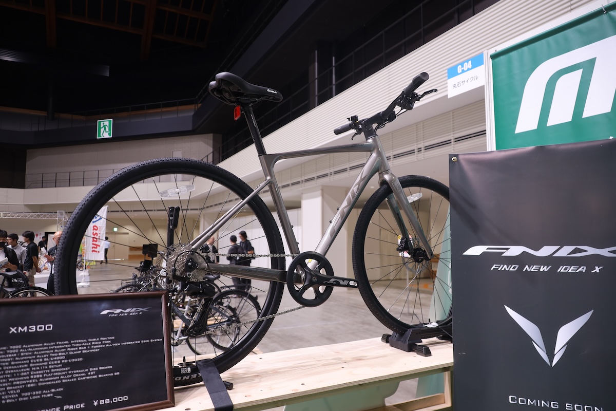 FNIXのクロスバイクXM300