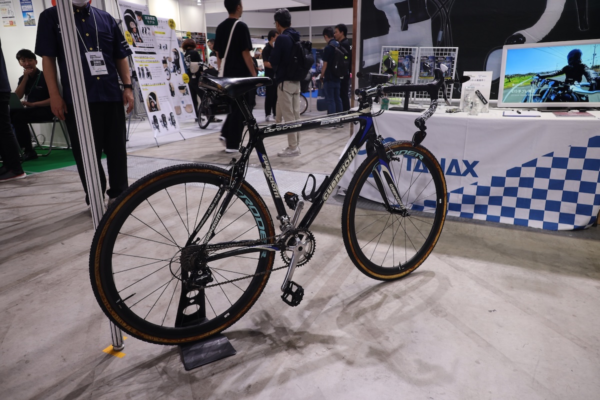 TANAXブースに並んだ自転車用ドライブレコーダー
