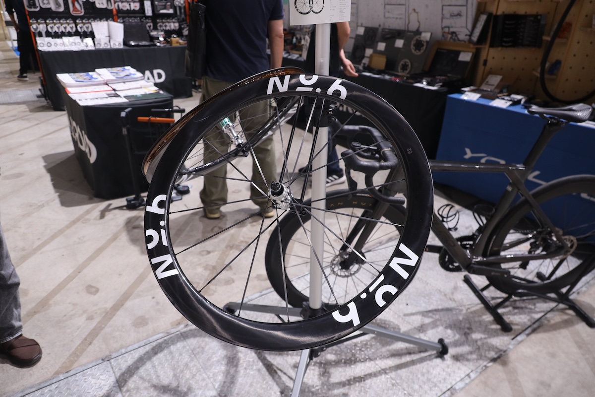 J.ROADのブースに並んだ高精度パーツとNo.6ホイール
