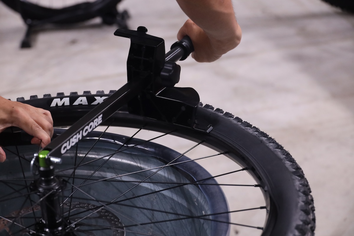Rotary Tire Toolをホイールにセットした使用イメージ