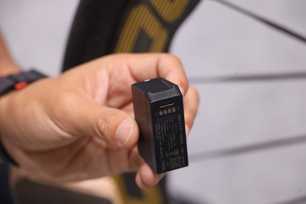 SENTYEH ECS PROの着脱式バッテリーとブレーキキャリパー