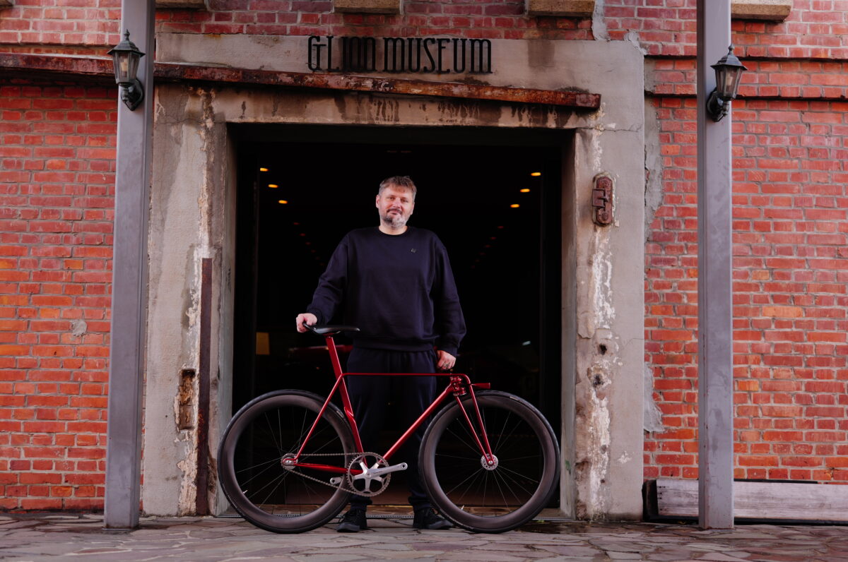 Best in Show受賞車とともにGLION Museumの赤レンガの入口に立つProject D Bicyclesのビルダー
