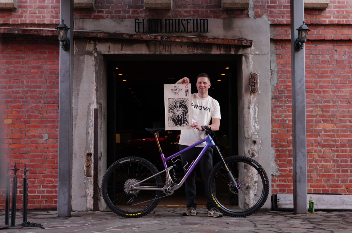 ベスト・マウンテンバイク賞を受賞したProva Cycle WorksのSenzaと受賞者