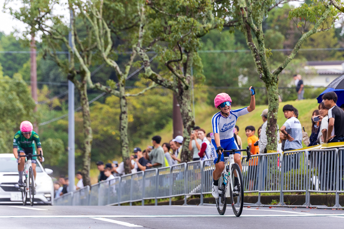 一騎打ちの上りスプリントを制した阿部理沙(別府翔青高校)