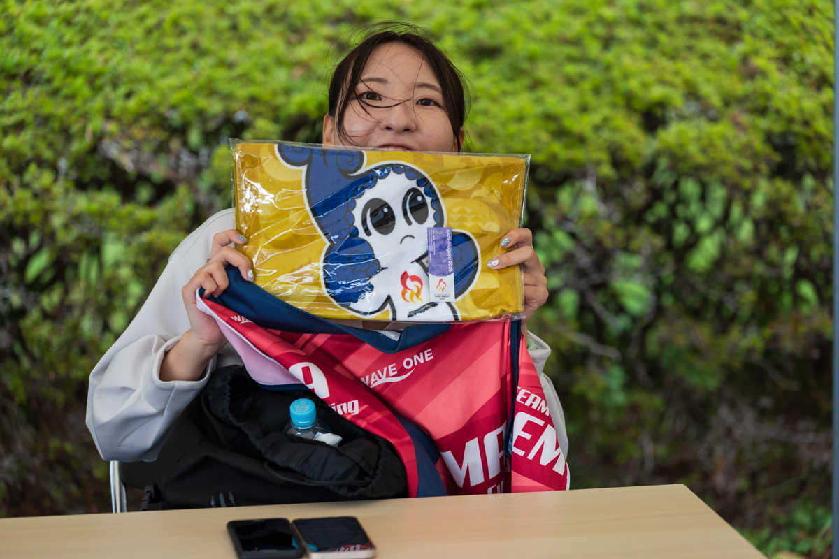 グッズのプレゼントに沸くスタンド