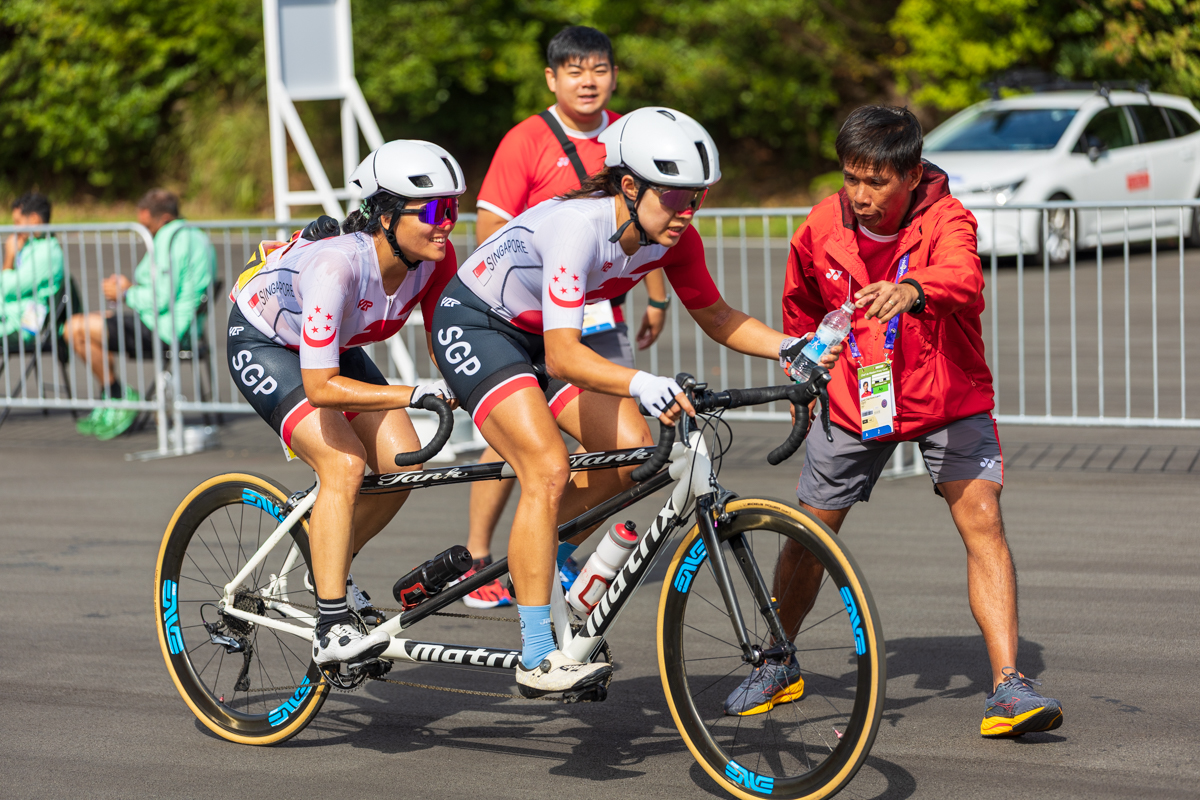 バンクの上から仕掛ける選手