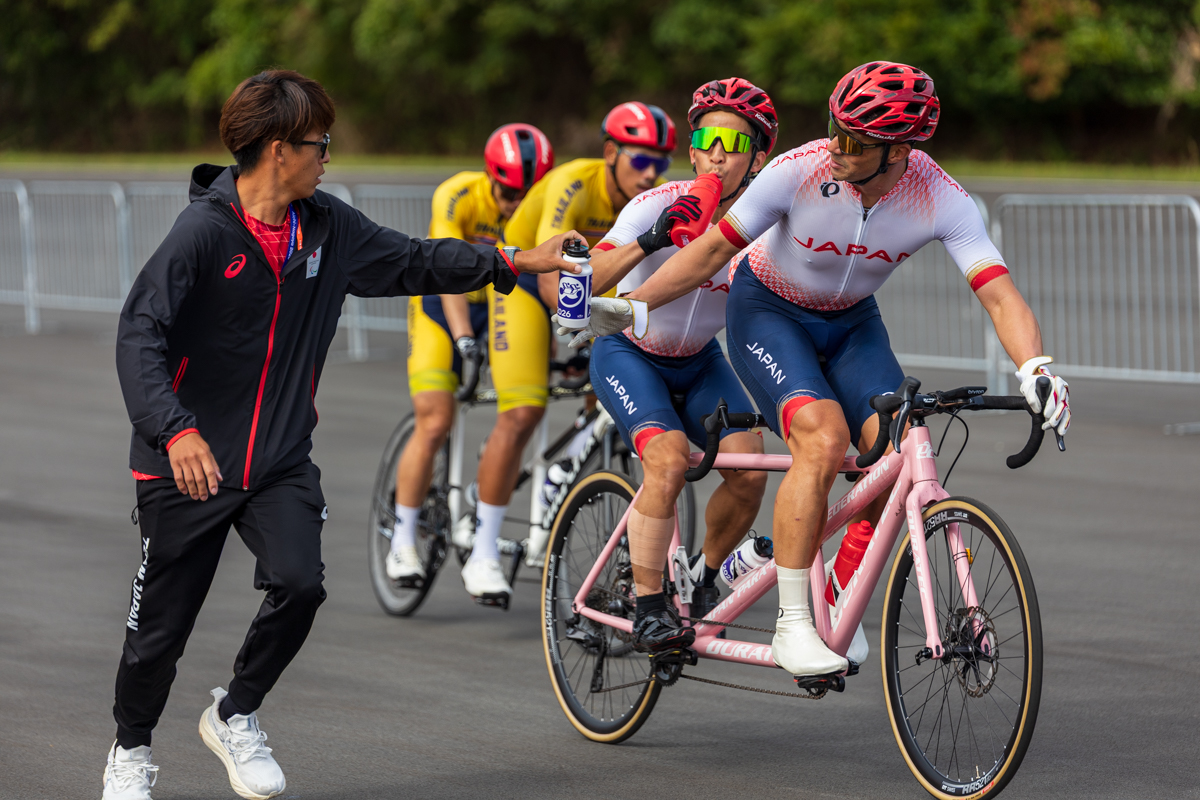 トラック競技でスタートを待つ日本代表の若手選手