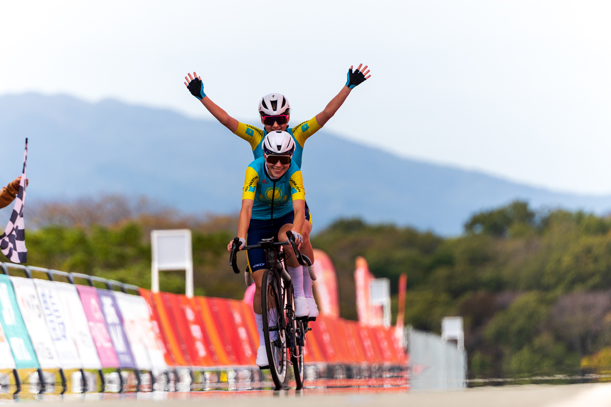 ロードコースで競り合う各国の選手