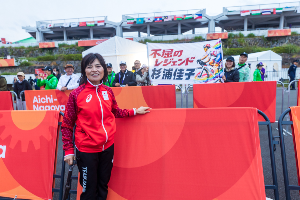レース後、チームメイトに抱え上げられて祝福される杉浦佳子