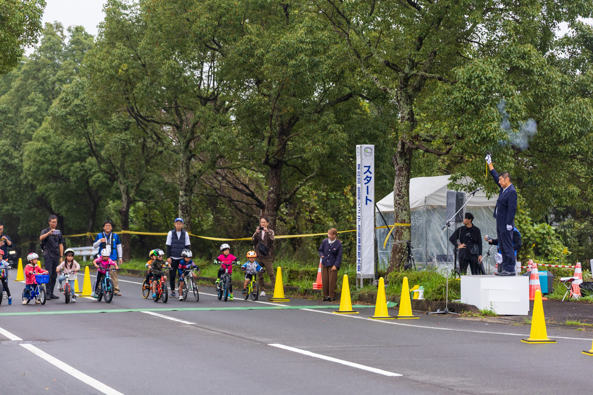 森智広四日市市長の号砲でスタートするキッズカテゴリーの選手たち