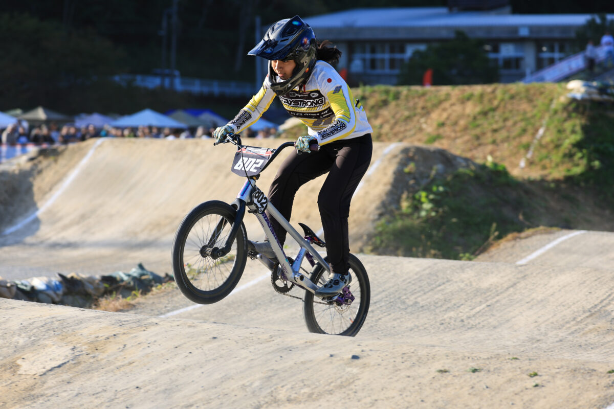 女子ジュニア優勝の西村優々花
