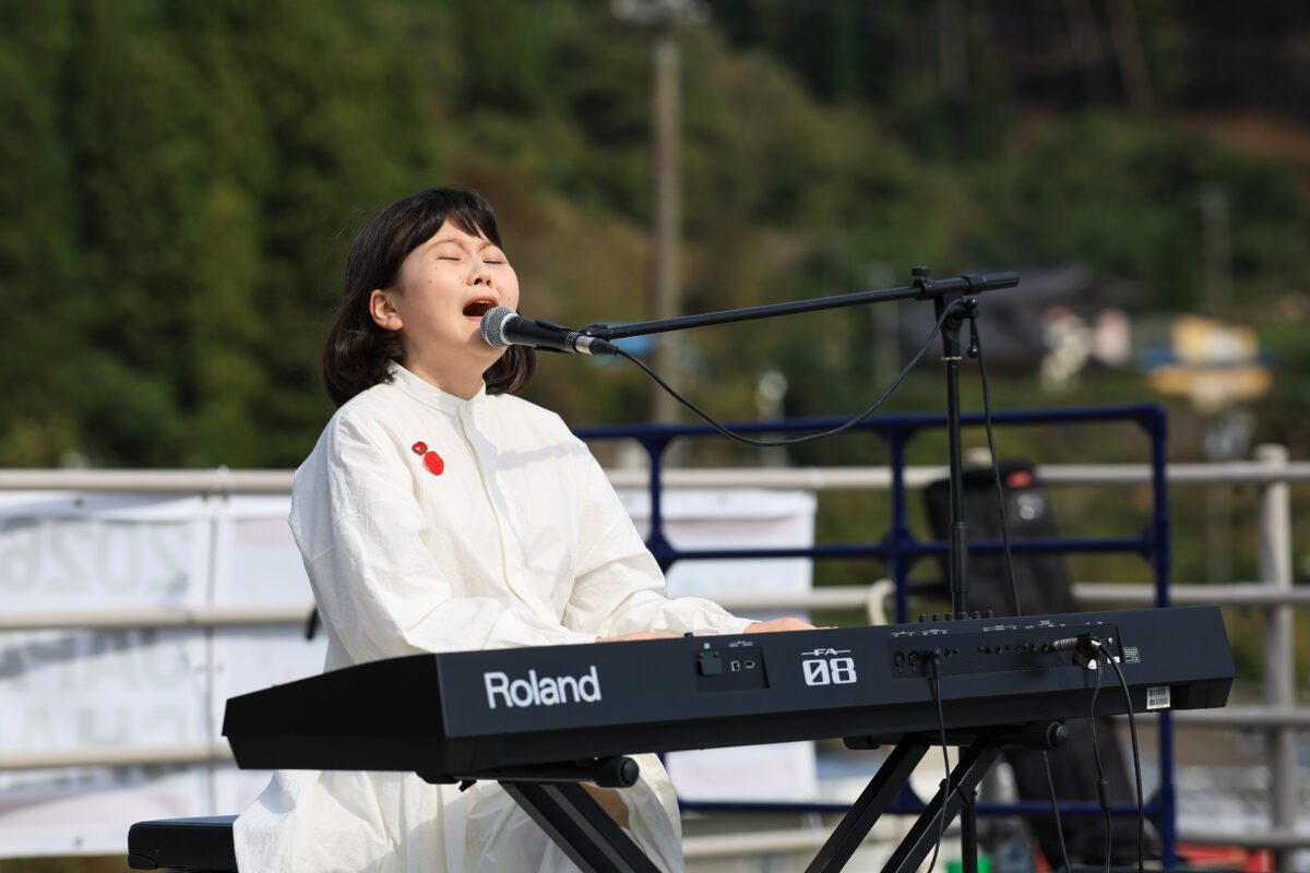 シンガーソングライターの佐藤ひらりさん