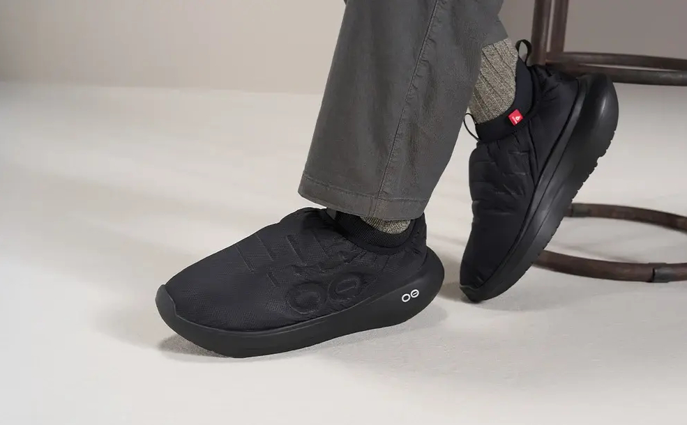 OOFOS「OOmy Thermo Zen」のブラックモデルをグレーのパンツに合わせた足元